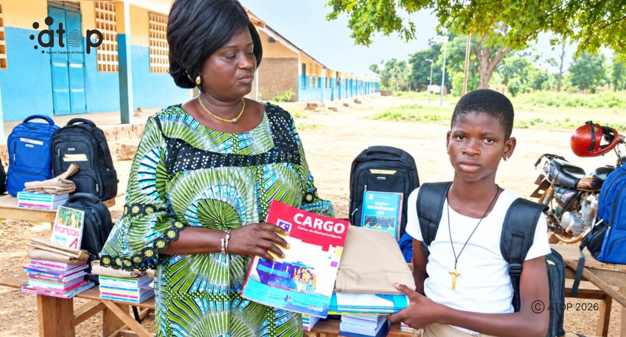 32 Mme Lare remettant le kit a une beneficiaire