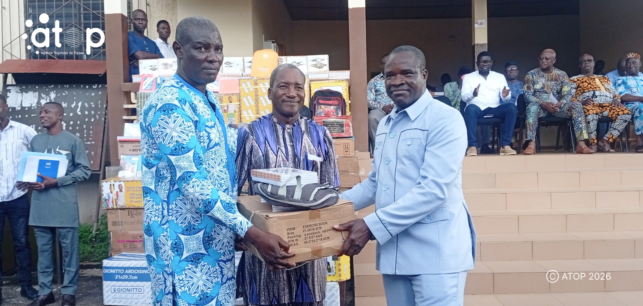 34 M. Lamadje au milieu recevant des kits scolaires des cadres de la prefecture.