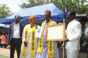 39 Le representant du PC a droite remet la distinction au chef canton de Korbongou en presence de la presidente et du representant nataional de la FPU 1