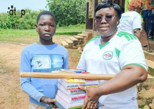 39 Mme Edeou remettant le kit a une beneficiaire