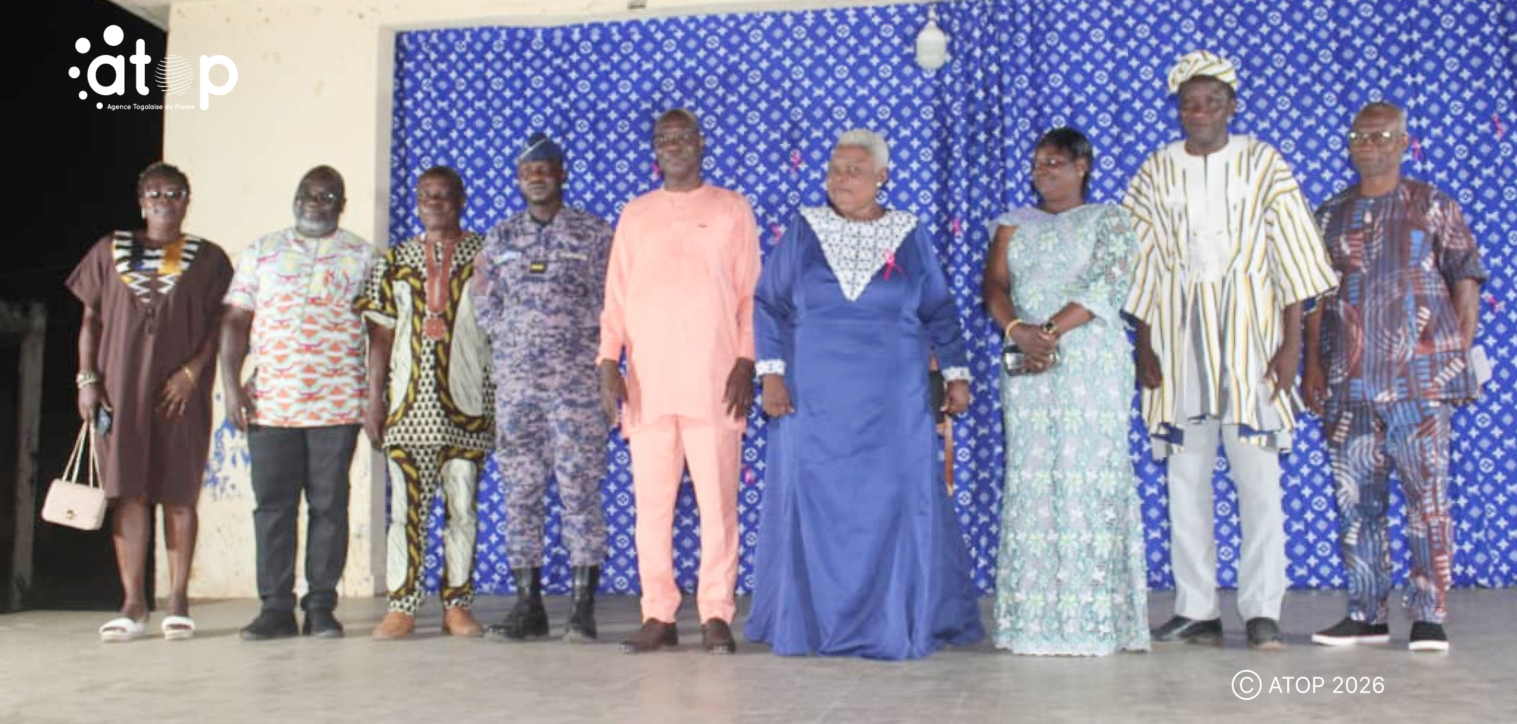 Tchaoudjo/Lutte contre les cancers du sein et du col de l’utérus : L’artiste Yaya Lélé mobilise la population pour le dépistage précoce 1 39 Yaya Lele et les autorites locales ensemble