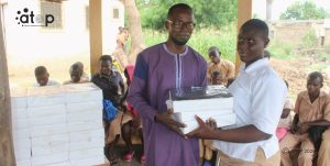 4 Le representant du prefet remet le kit a une beneficiaire