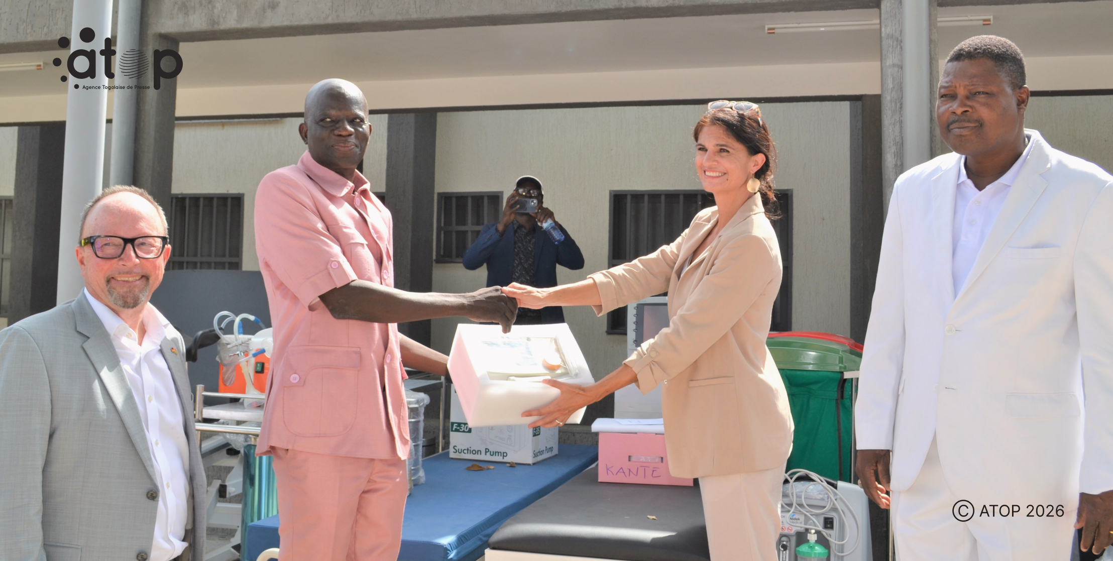 4 Remise symbolique des equipements entre Mme Rehner et le prefet Douti