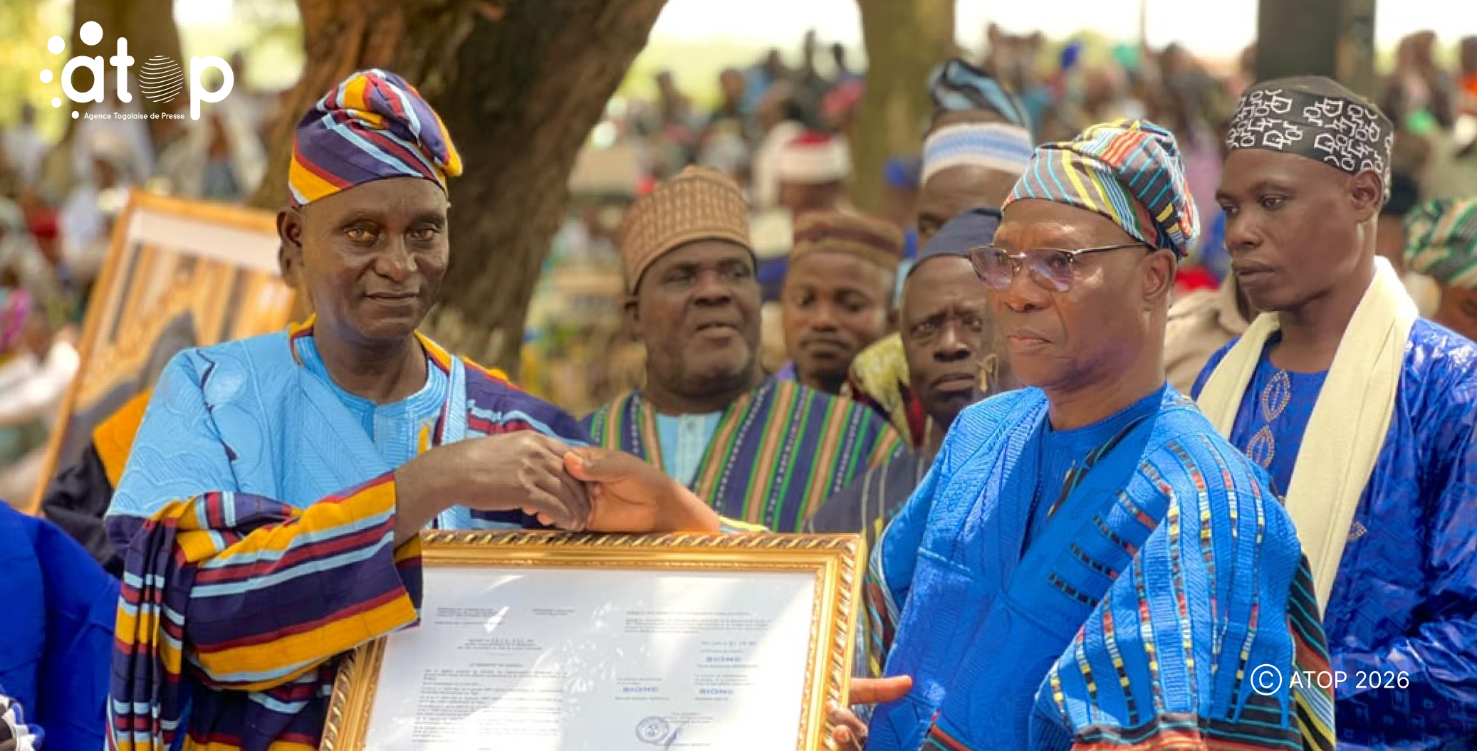 48 le prefet Tchimbiandja a droite remettant le decret de reconnaissance au chef Ouro Djeri