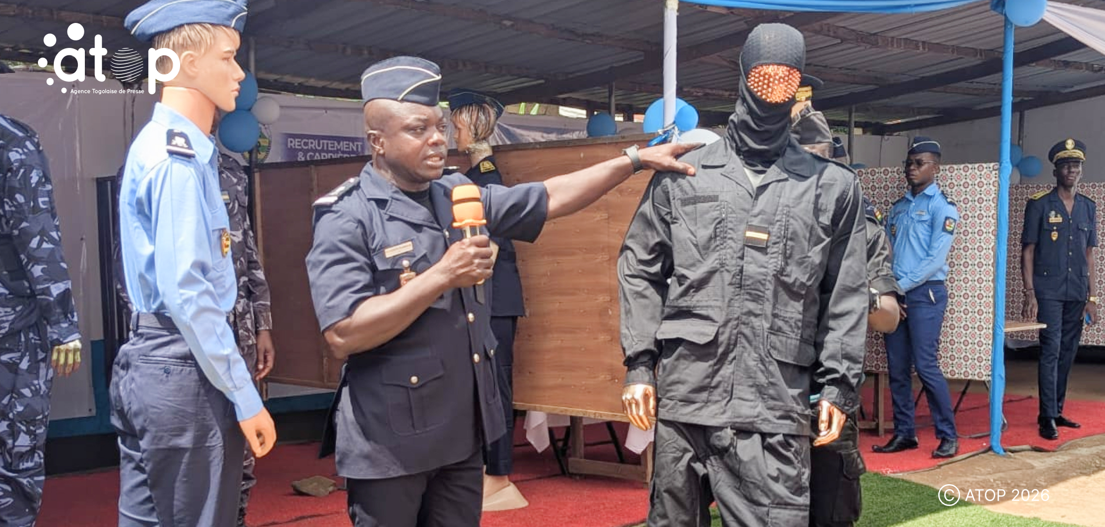 50 Presentation des differentes tenues de la police