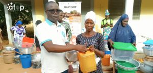 54 Une beneficiaire recoit son kit