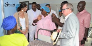 6 Visite a une femme en salle de suite daccouchement