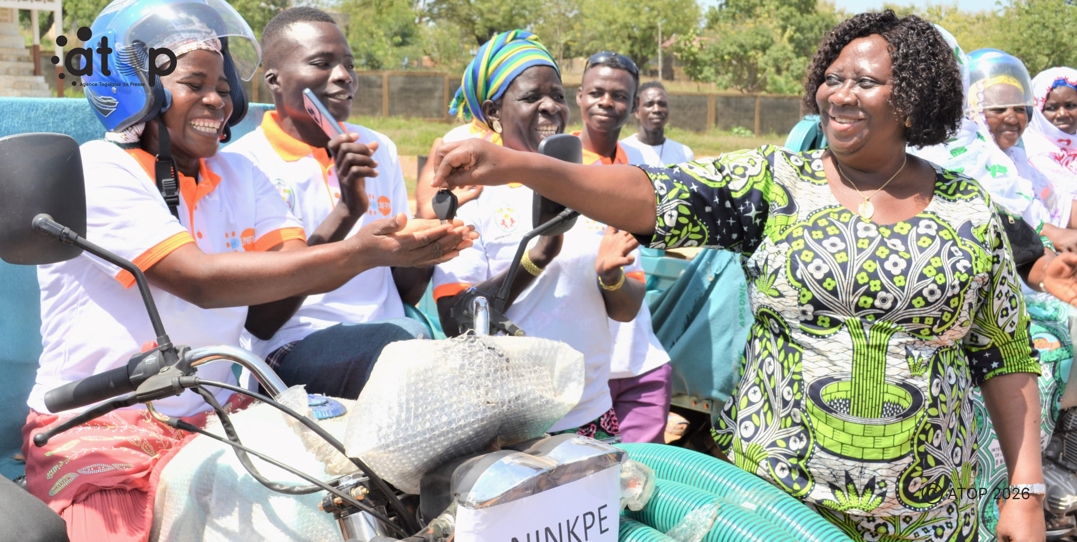 9 La ministre Sankaredja a droite remettant une cle de tricycle a des membres dune cooperative dOssacre