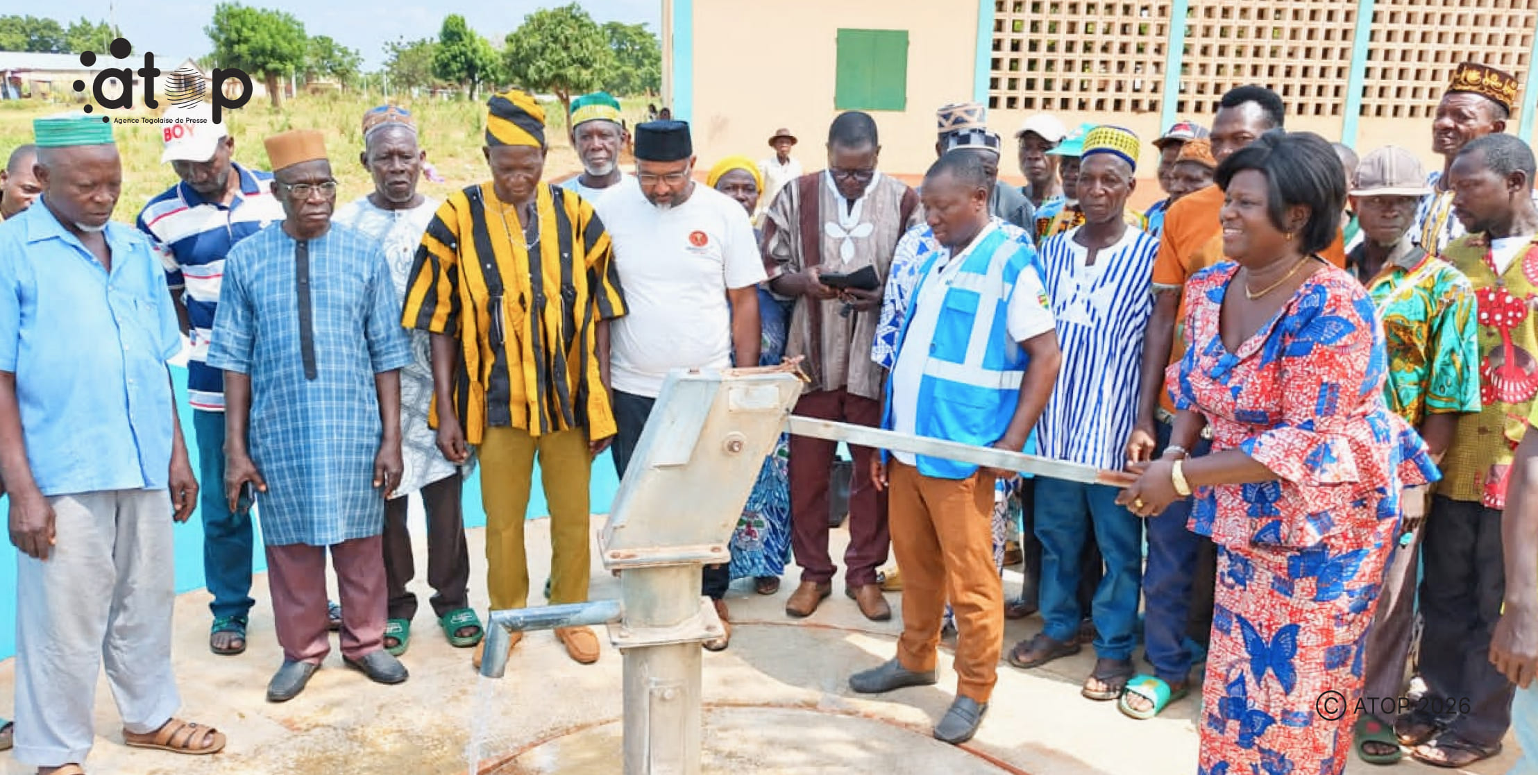 9 Mme Douti manoeuvrant la pompe rehabilitee