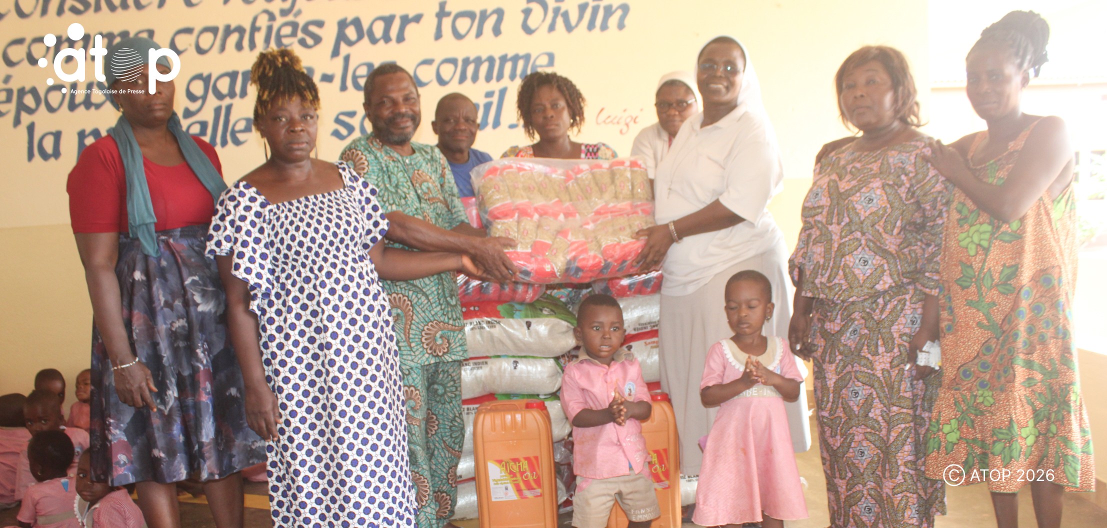 Vo : Des vivres aux enfants de la maternelle de l’hôpital Sœurs de la Providence de Kouvé 1 9 Remise symbolique de vivre