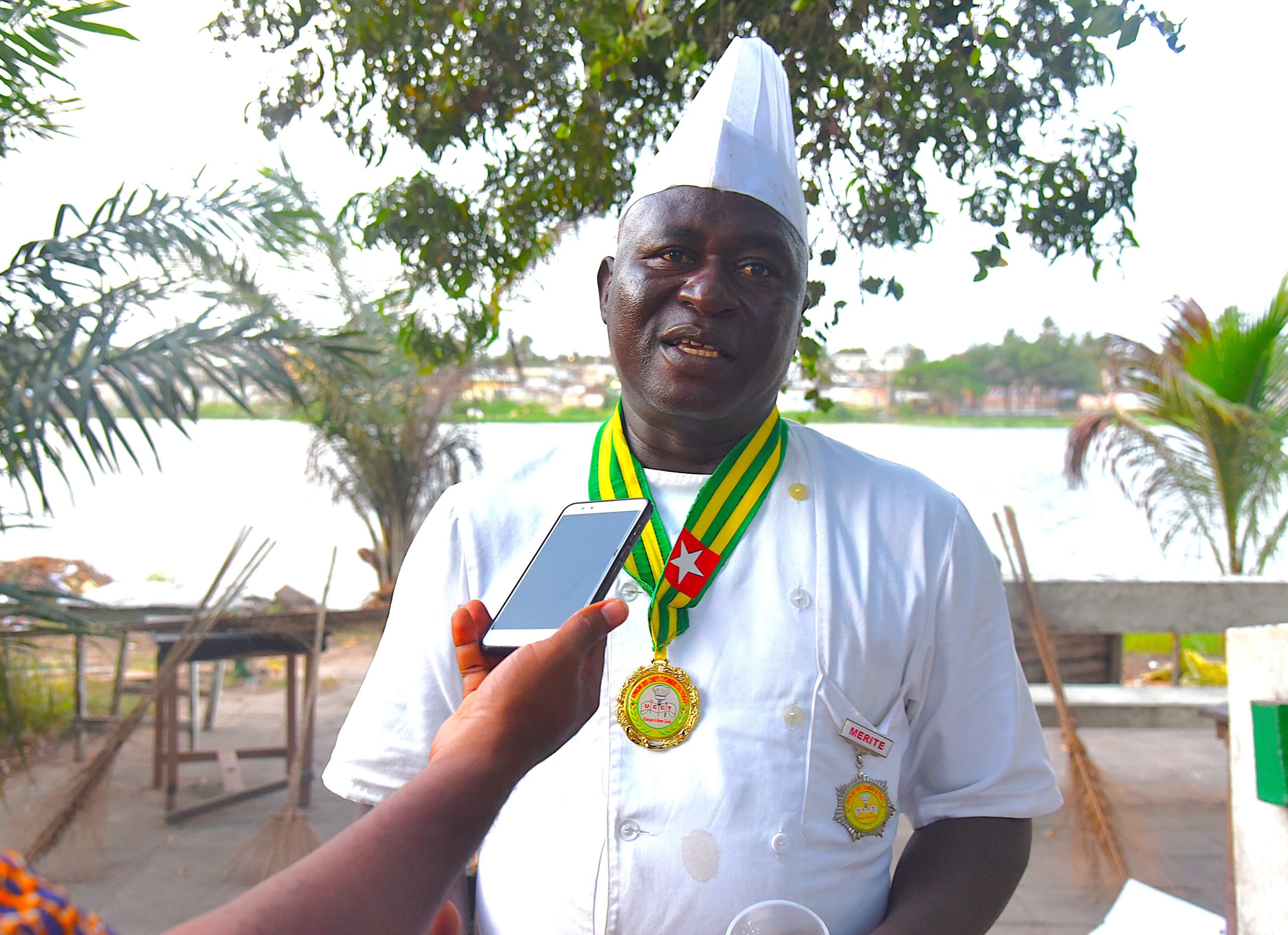 Interview : « Une mauvaise conservation des aliments ou une manipulation inappropriée peuvent provoquer des intoxications alimentaires » (Anselme Bruno Sandah) 1 Chef Anselme Sandah 1 scaled