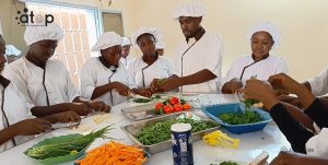 Des cuisiniers appretent les ingredients pour la cuisson Photo internet