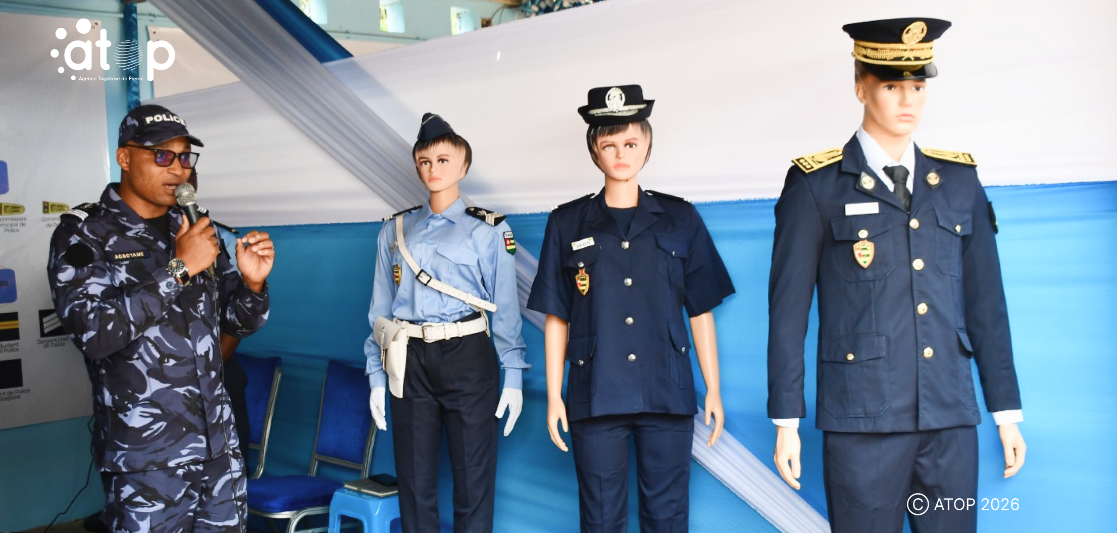 Le Capitaine de police Agbotame presentant les tenues