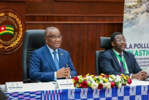 Le president Klassou gauche ouvrant les travaux site 2