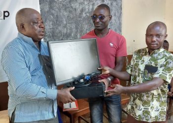 Wawa : Vingt ordinateurs offerts au collège scientifique 2 Wawa : Vingt ordinateurs offerts au collège scientifique